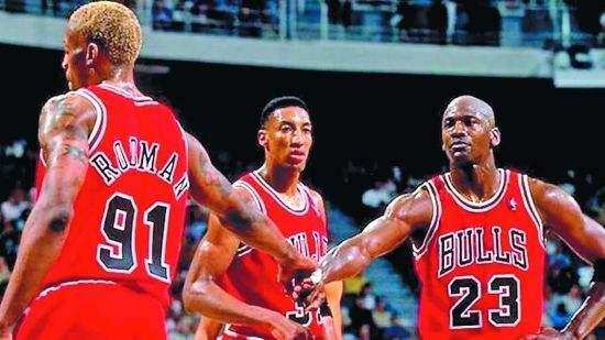  拉文扣篮大赛级表演，公牛主场大胜活塞重拾信心  